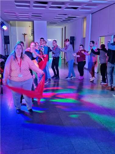 Es wurde zusammen gesungen, gebastelt, gemalt jongliert, getanzt, auf einer Phantasiereise entspannt und vieles mehr. Quellen: Kloster Ebernach