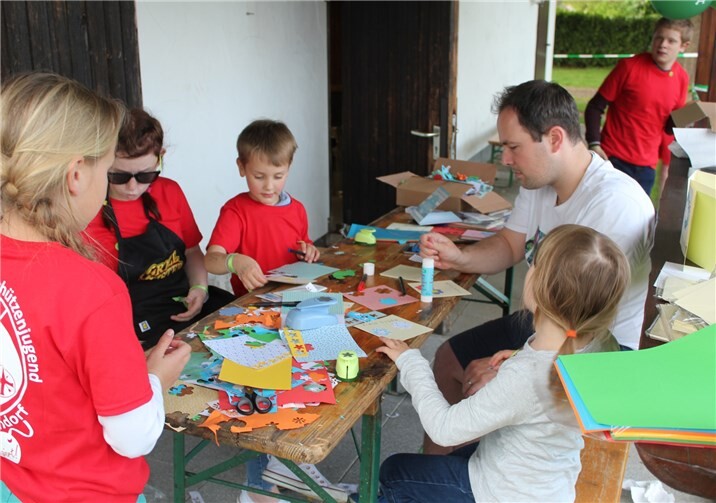 Es wurden 200 Grußkarten gebastelt.