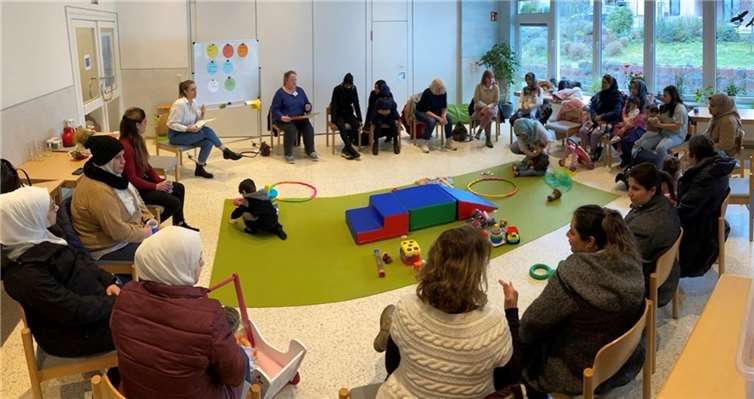 Es wurden Angebote des Migrationsdienstes für die Familien des Elterntreffs vorgestellt.  Foto: Christa Fröhlich