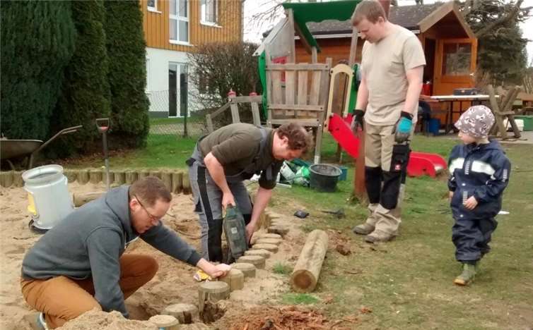 Es wurden Bäume und Sträucher beschnitten, das erste Unkraut gejätet, Vogelhäuschen montiert und neue Palisaden am Sandkasten und Kriechrohr gesetzt.