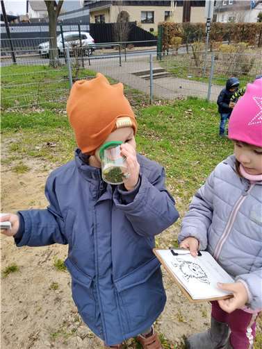 Es wurden Blätter und Insekten genau unter die Lupe genommen, den Geräuschen der Natur gelauscht und Naturmaterialien erfühlt.