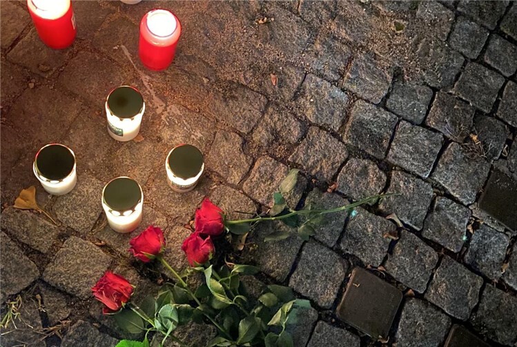 Es wurden Kerzen zum Gedenken aufgestellt.