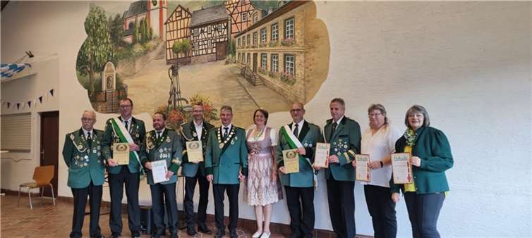 Es wurden Orden und Urkunden für langjährige Vereinszugehörigkeit verliehen.  Foto: privat