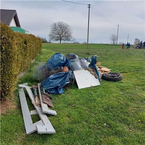 Es wurden Reifen mit Felgen, Drähte, und sonstigen Unrat aus Wald und Flur geborgen.