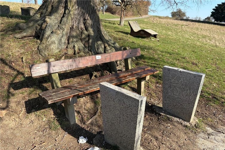 Es wurden Teile der zerstörten Steinplatte gefunden. 