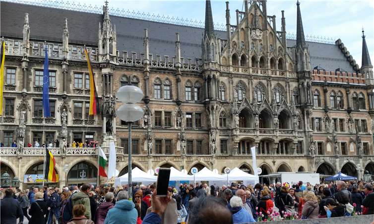 Es wurden beeindruckende Gebäude und Stätten besucht, wie hier das Neue Rathaus.