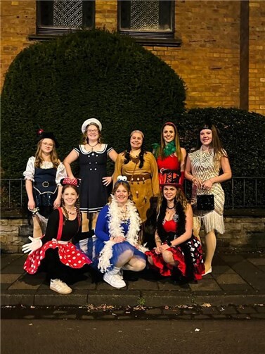 Es wurden bunte Verkleidungen präsentiert.  Fotos: privat