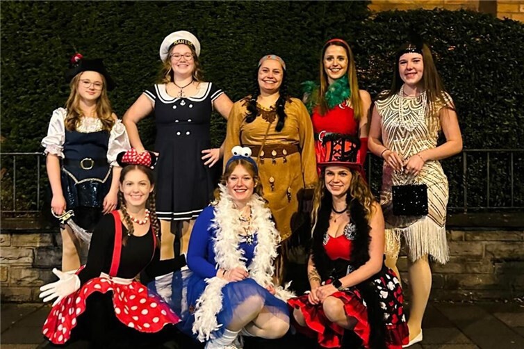 Es wurden bunte Verkleidungen präsentiert.  Fotos: privat