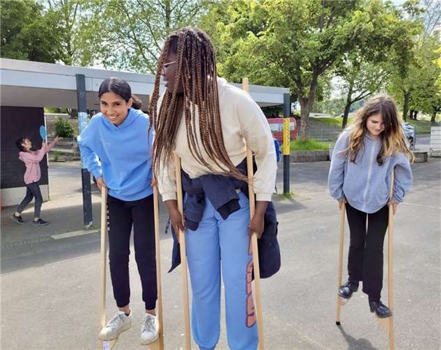 Es wurden drei gut gefüllte Spielekisten mit Spielgeräten an die Schule geliefert.  Foto: privat
