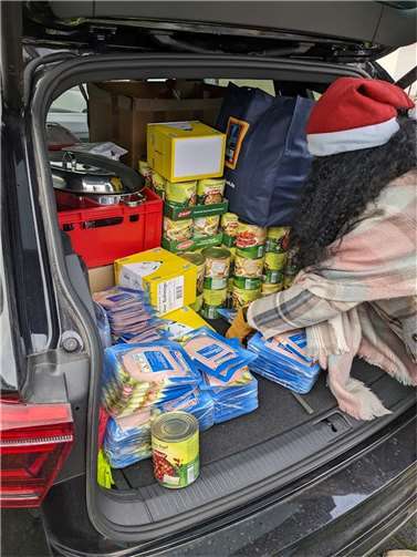 Es wurden etwa vier Tonnen Lebensmittel sowie hunderte kleine und große Geschenke für Bedürftige gesammelt.  Foto: Volker Schölzel