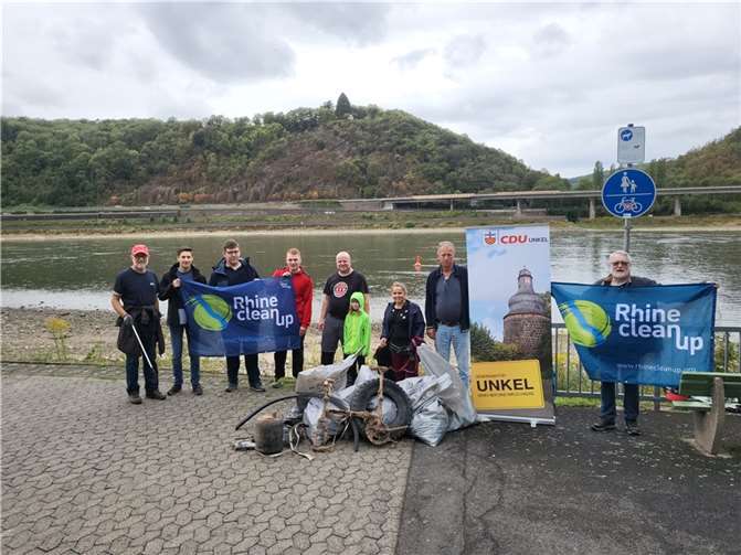 Es wurden mehrere Tüten Müll, ein Teil eines LKWs, ein Reifen und ein altes Fahrrad vom Rheinufer entfernt.  Foto: Junge Union Kreisverband Neuwied