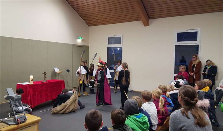 Es wurden nicht nur Martinslieder gesungen, auch die St. Martins Geschichte wurde traditionell aufgeführt.