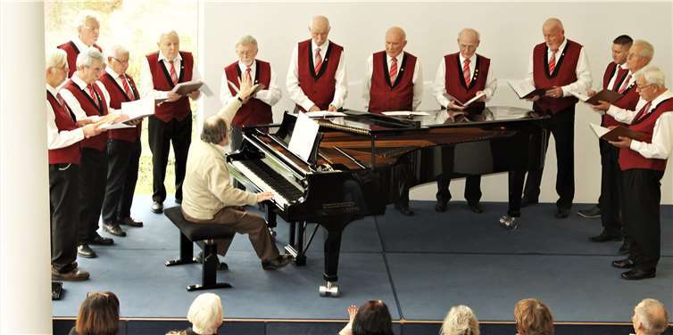 Es wurden viele stimmungsvolle Lieder für aufmerksame Zuhörer gesungen. Edgar Kaléjs