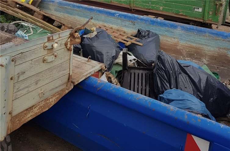 Es wurden wieder große Mengen an Unrat und Müll eingesammelt und in die bereitgestellten Container zum Entsorgen gebracht. Quelle: FWG Kettig