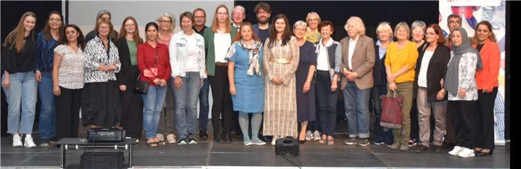 Es zeigt alle Preisträgerinnen und Preisträger zusammen mit den Laudatorinnen und Laudatoren sowie die stellvertretende Landrätin Notburga Kunert (9. von rechts) und die Leiterin des Kommunalen Integrationszentrums des Rhein-Sieg-Kreises, Antje Dinstühler (10. von rechts). Foto:Rhein-Sieg-Kreis