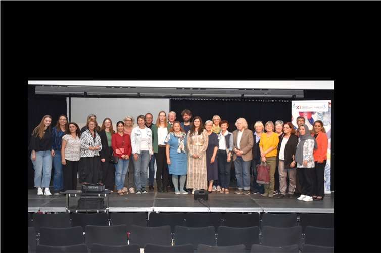 Es zeigt alle Preisträgerinnen und Preisträger zusammen mit den Laudatorinnen und Laudatoren sowie die stellvertretende Landrätin Notburga Kunert (9. von rechts) und die Leiterin des Kommunalen Integrationszentrums des Rhein-Sieg-Kreises, Antje Dinstühler (10. von rechts). Foto:Rhein-Sieg-Kreis