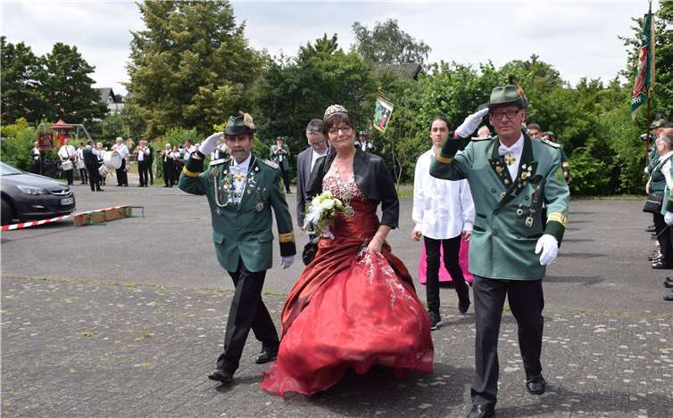 Eskortiert von Brudermeister Rainer Noll (vorne, rechts) machte sich die Wormersdorfer Majestät mit ihrem Prinzgemahl auf den Weg zum Schützenhaus.