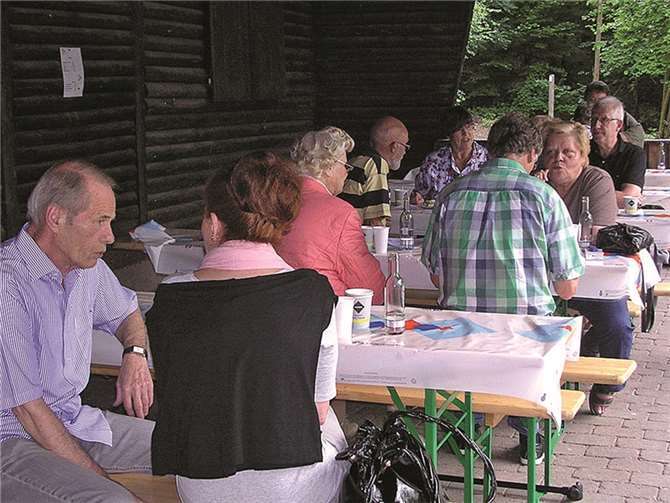 Essen, Trinken und Unterhalten waren angesagt.  Privat