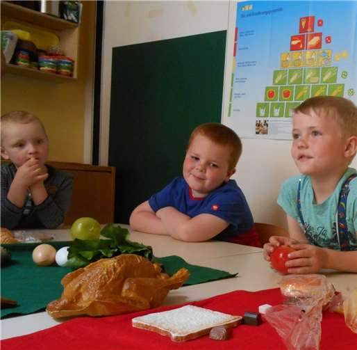 Zahnärztin Dr. Annette Wulf besucht Paten - Kita Essen sortieren macht hungrig.