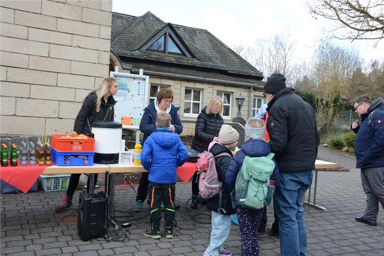 Essen und Getränke gab´s umsonst.