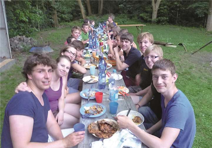 Essenfassen der Kanu-Jugend nach einem langen Paddeltag. privat