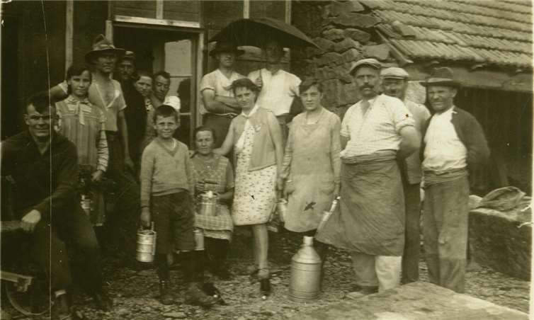 Essensträger – Frauen und Kinder – werden 1932 von den Layenarbeitern erwartet.Archiv - F. G. Bell