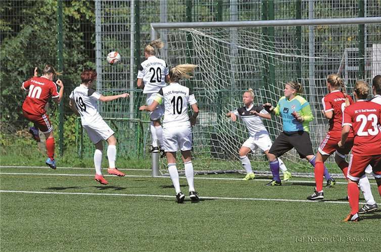 Esther Eich (ganz links mit der Nummer zehn) köpft zur Entscheidung ein.Norbert J. Becker