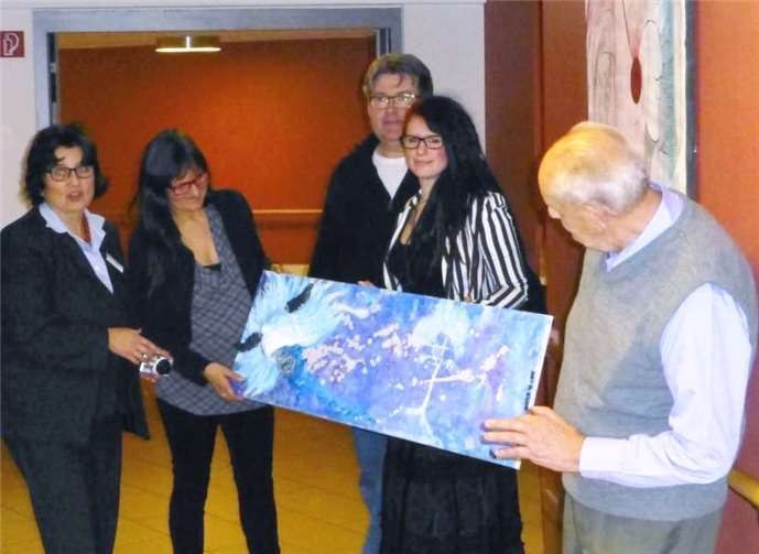 Esther Gelhardt (Mitte) bei der „Fair“-nissage von FARB? – LOS! mit dem Bild, das ein Bewohner des Seniorenzentrums zugunsten des Indianercamps ersteigert hat. Von links nach rechts: Mechtilde Neuendorff, Einrichtungsleiterin Heinrich-Haus Seniorenzentrum GmbH, Flötistin Gabi Wittwer, Christoph Dames, Künstlerin Esther Gelhardt und Rudi Bach, Bewohner des Seniorenzentrums.privat