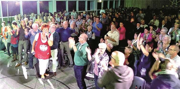 Et Fussich Julche in ihrem Metier. Marita Köllner hatte den Oberwinterer Glaspalast gleich im Griff. -WM-