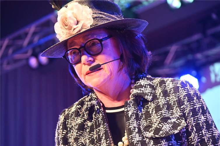 „Et Schanelche“ alias Rita Bolzhauser hatte die Lacher bei ihrer Büttenrede schnell auf ihrer Seite.