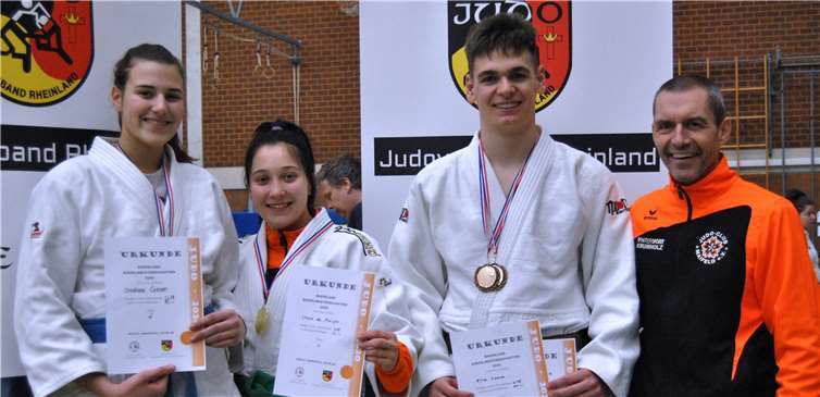 Etappenziel zur Deutschen Meisterschaft im Judo geschafft: Christiane Giesen, Shana de Maijer, Elias Loosen vom JC Maifeld e. V. qualifizieren sich für die „Süd-West“, ebenso Amelie Kröpfl. Rechts: Trainer Dr. Wolfgang Röser. Foto: privat