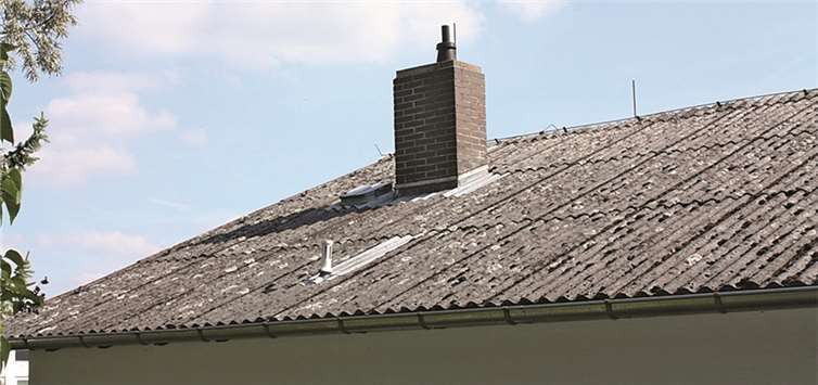 Eternit Wellplatten aus den 1970er und 1980er Jahren enthalten häufig Asbest. Solche Dächer müssen erst saniert werden, bevor Solar- oder PV-Anlagen installiert werden dürfen. S. Kahlheber