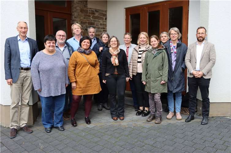 Ethik-Verantwortliche der einzelnen Einrichtungen und Sparten der Marienhaus GmbH trafen sich mit Sebastian Spottke (rechts), dem Vorsitzenden der Geschäftsführung der Marienhaus GmbH, und Georg Beule (links), dem Leiter der Stabsstelle Ethik und Werte, auf dem Waldbreitbacher Klosterberg zum ersten Treffen des Netzwerks Ethik.  Foto: Andrea Schulze