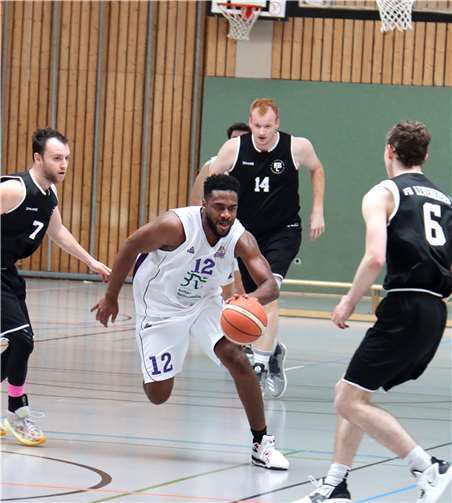 Etienne Ravoro Akendengue auf dem Weg zu Korb. Fotos: privat