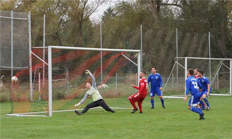 Etienne Retterath chancenlos. Kevin Kowalski ( rot/Miesenheim ) trifft freistehend zum zwischenzeitlichen 1:1 für Miesenheim. Foto: privat