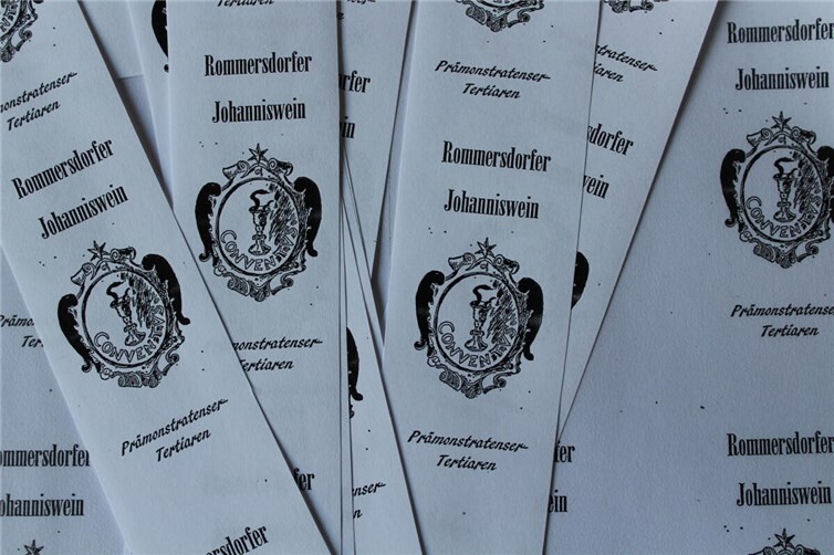 Etiketten können auf Wunsch den gesegneten Wein kennzeichnen. Das Bild zeigt das Konventswappen der ehemaligen Abtei mit dem Johanneskelch.  Foto: privat