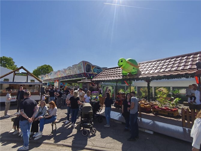 Etliche Fahrgeschäfte und Buden warteten auf die zahlreichen Kirmesbesucher.