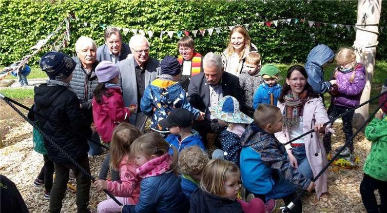 Mehr als eine Schaukel Etliche Gäste hatten sich zur offiziellen Einweihung eingefunden.Foto: privat