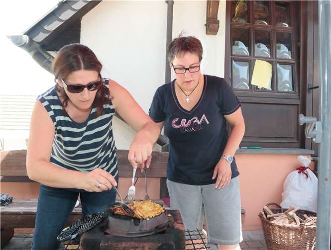 Etliche Kilogramm Kartoffelteig wurden in alten gusseisernen Waffeleisen gebacken. Foto: -SES-