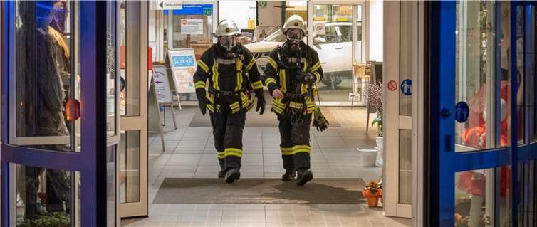 Etliche Kunden eines Einkaufszentrums hatten über Atemwegsreizungen und Atemnot geklagt und für einen Großeinsatz gesorgt. Foto: DL