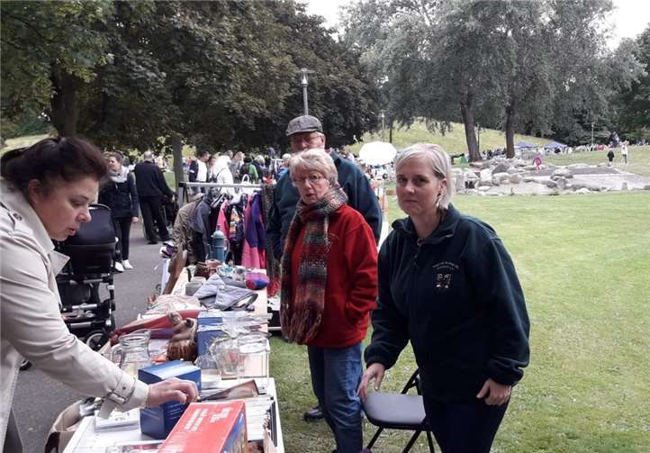 Etliche Mitglieder steuerten Teile zum Verkauf bei.  privat