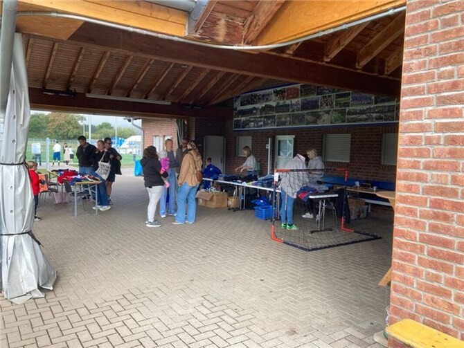 Viel Betrieb beim Flohmarkt Etliche Mütter und Väter nutzten die Gelegenheit, für ihre Kinder günstig einzukaufen. Foto: privat