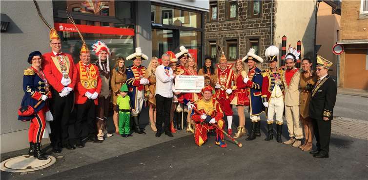Etliche Narren der „Jecke vom Thur“ waren zur Übergabe des Schecks gekommen.privat