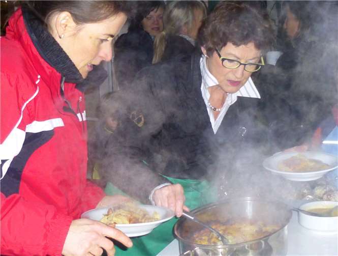Etliche Oberbachemer und Niederbachemer Frauen hatten herrlich duftenden „Knühles“ gebacken. Renate Offergeld verteilte die Portionen zugunsten des Hospizvereins Bonn.privat