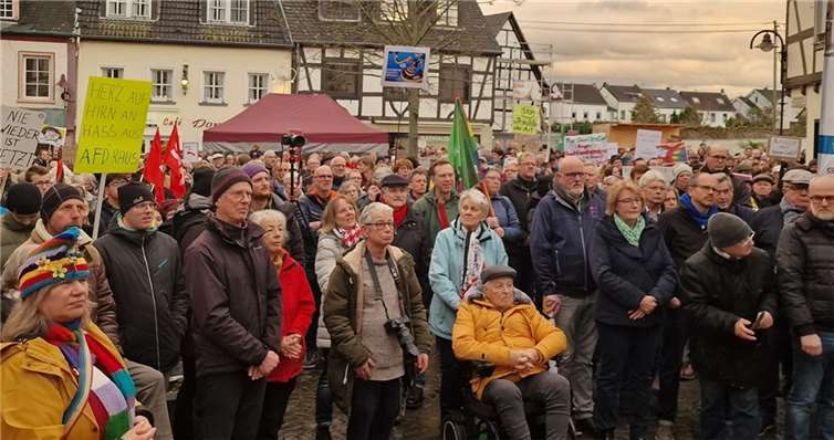Etliche Schilder ragten aus der Menge und machten plakativ deutlich, worum es ihren Trägern ging.
