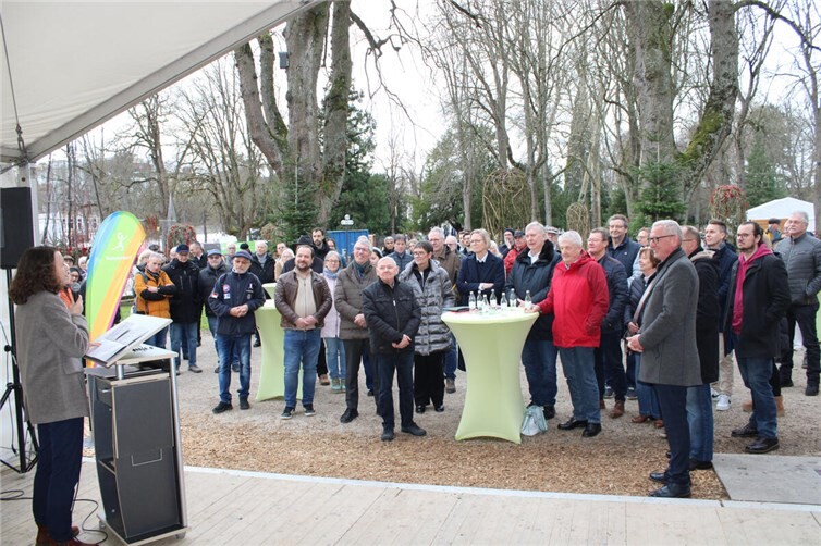 Etliche Vertreterinnen und Vertreter der lokalen Politik sowie aus dem Tourismus waren in den Kurpark gekommen. Foto: DU