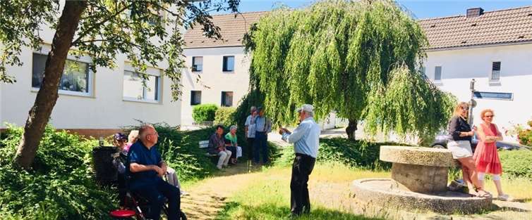Etliche Zuhörer hatten sich für das ungeplante Konzert auf dem Dorfplatz eingefunden. Fotos: privat