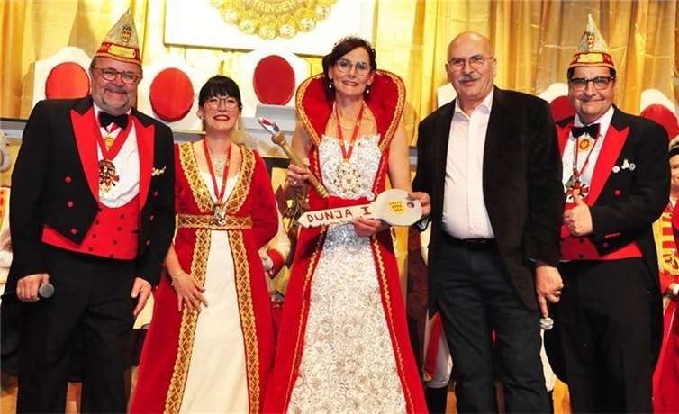 „Ettring Alaaf – wir haben wieder eine Prinzessin“ riefen der Sitzungspräsident, Martin Winninger, und der KG Vorsitzende, Hans Rolf Müller – als Ortschef Werner Spitzley die Schlüsselübergabe an „Dunja I.“ vornahm. Fotos: BS