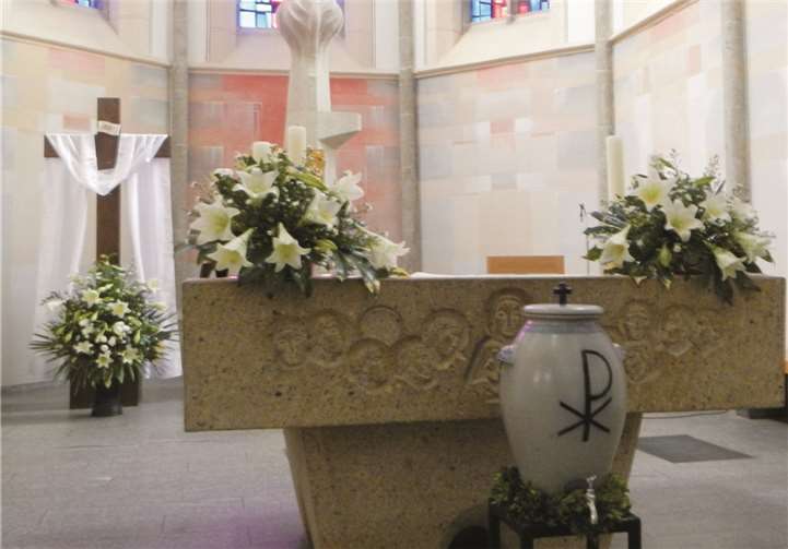 Ettringen. Durch eine Geldspende in Höhe von 100 Euro ermöglichte es die kfd Ettringen, die Kirche an Ostern mit Blumengestecken zu schmücken.privat