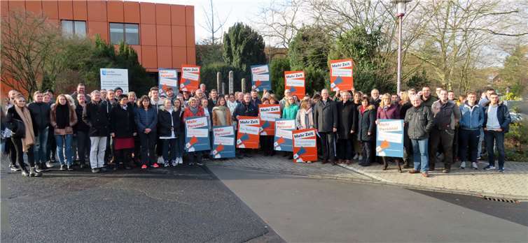 Etwa 100 Beschäftigte der Rhein-Mosel-Fachklinik folgten dem Aufruf zur „Protest-Mittagspause“.Fotos: MKA